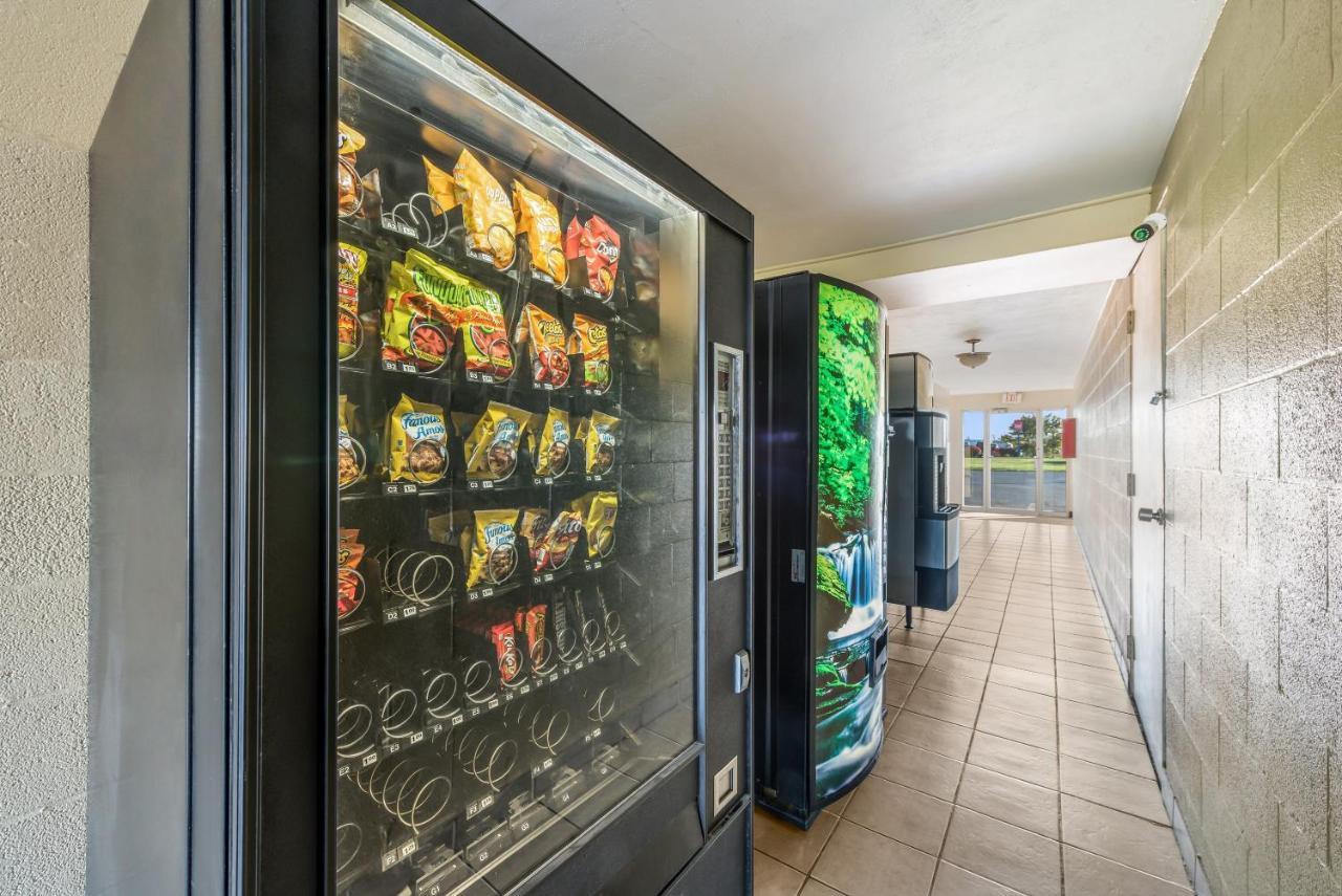 Red Roof Inn & Suites Wapakoneta Екстериор снимка